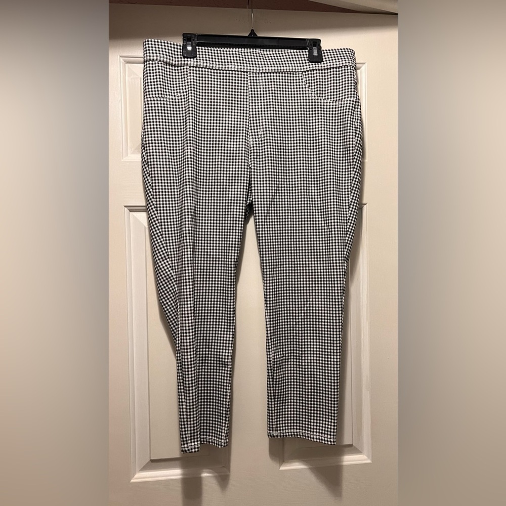 Time and Tru - Women’s Black and White Checked Jeggings Capris